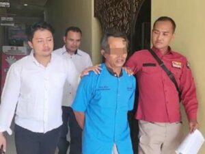 Seorang ayah menyetubuhi anak kandungnya yang masih duduk di bangku SMP, perbuatan itu dilakukan berkali-kali hingga anak melahirkan bayi..