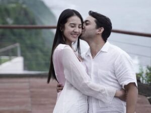 Anya Geraldine membagikan momen bahagianya yang mendapatkan kejutan dari sang kekasih dan juga sahabatnya, Selasa (20/12/2022).