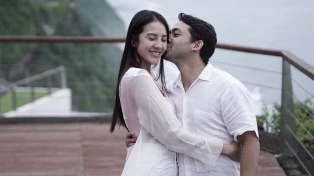 Anya Geraldine membagikan momen bahagianya yang mendapatkan kejutan dari sang kekasih dan juga sahabatnya, Selasa (20/12/2022).