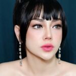 Celine Evangelista berhasil buat publik pangling dengan unggahan potretnya yang memakai gaun seksi dan dandanan seperti barbie.