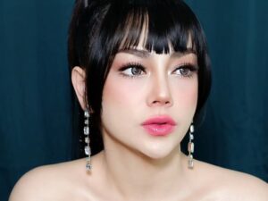 Celine Evangelista berhasil buat publik pangling dengan unggahan potretnya yang memakai gaun seksi dan dandanan seperti barbie.