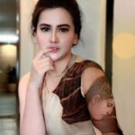 Diana Dee Staligh mencuri perhatian publik dengan pesonanya yang makin memukan meskipun sudah dua kali melahirkan dan usia bertambah tua.