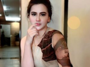 Diana Dee Staligh mencuri perhatian publik dengan pesonanya yang makin memukan meskipun sudah dua kali melahirkan dan usia bertambah tua.