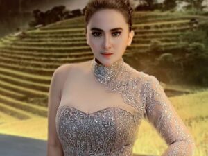 Diana Dee Starlight mengunggah potret seksinya yang memakai gaun ketat dan seksi, penampilannya pun tampak masih seperti anak gadis.
