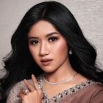 Sosok orang tua Erina Gudono yang merupakan besan dari keluarga presiden Joko Widodo jadi sorotan warganet di media sosial,.