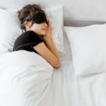 Cekricek.id - Tidur adalah kegiatan rutin yang harus dilakukan orang setiap harinya. Normalnya, jam tidur yang baik adalah ketika malam hari sebelum jam sebelas sampai pagi hari hingga total waktu delapan jam. Namun, pernahkan kamu tahu kenapa makhluk hidup terutama manusia harus tidur?