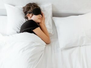 Cekricek.id - Tidur adalah kegiatan rutin yang harus dilakukan orang setiap harinya. Normalnya, jam tidur yang baik adalah ketika malam hari sebelum jam sebelas sampai pagi hari hingga total waktu delapan jam. Namun, pernahkan kamu tahu kenapa makhluk hidup terutama manusia harus tidur?