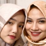 Di hari ulang tahun Vanessa Angel, Fuji mengunggah potretnya bersmaa almarhumah yang sama-sama mengenakan hijab, parasnya terlihat adam.