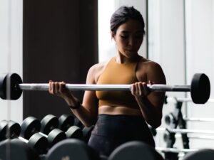 Gisella Anastasia mengunggah beberapa potret seksinya yang sedang ngegym memamarkan ototnya dan juga bentuk tubuhnya yang aduhai.