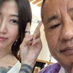Hotman Paris memperlihatkan momen kemesraan nya dengan seorang wanita bertato, ia lantas mengatakan bahwa wanita itu bodiguar pribadi nya.