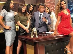 Hotman Paris belum lama ini mengunggah video dirinya yang tengah dikelilingi oleh sejulah cewek cantik, mereka lantas berebutan ingin minta foto.