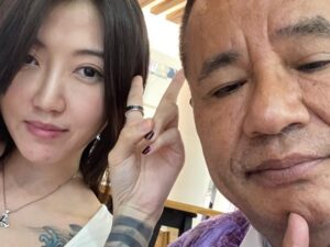 Hotman Paris memperlihatkan momen kemesraan nya dengan seorang wanita bertato, ia lantas mengatakan bahwa wanita itu bodiguar pribadi nya.