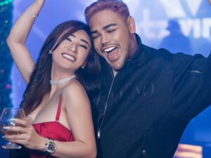 Ivan Gunawan mengunggah potret mesranya dengan seorang wanita cantik dan juga seksi, ia lantas didoakan berjodoh dengan wanita cantik itu.