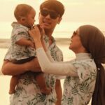 Lesty Kejora hebohkan jagat maya dengan unggahan potret mesranya bersama dengan keluarga kecilnya yang tengah berada di tepi pantai.