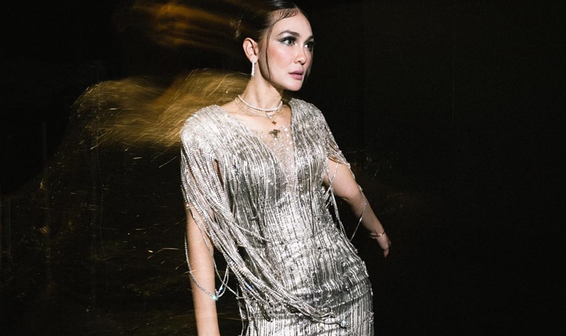 Pakai Dress Mini Rumbai-rumbai, Outfit Luna Maya Tak Pernah Gagal