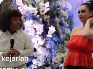 Marshel Widianto yang bernyanyi di depan Celine dan juga Stevan Pasaribu yang diduga merupakan gebetan baru Celine hebohkan jagat maya.