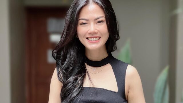 Pesona Nita Gunawan yang semakin hari pasalnya semakin cantik membat sejumlah kaum hawa menjadi iri karena kecantikan yang dimilikinya.