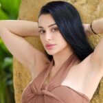 Nora Alexandra lewat akun Instagramnya memamerkan dua ketiaknya yang tampak mulus dan juga bersi, netizen pun pertanyakan apakah bau.