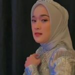 Ririe Fairus hebohkan jagat maya dengan videonya yang cantik dan mempesona dengan gaun berwarna putih dan mahkota di atas kepalanya.