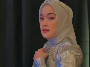 Ririe Fairus hebohkan jagat maya dengan videonya yang cantik dan mempesona dengan gaun berwarna putih dan mahkota di atas kepalanya.