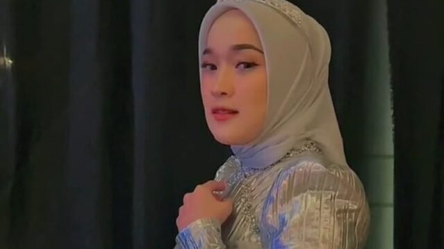 Ririe Fairus hebohkan jagat maya dengan videonya yang cantik dan mempesona dengan gaun berwarna putih dan mahkota di atas kepalanya.