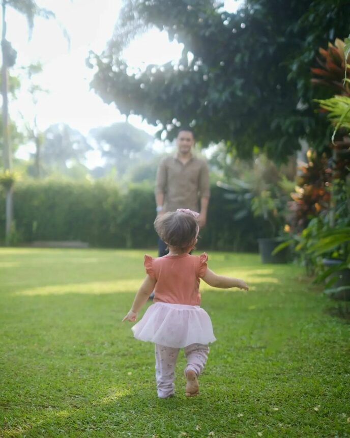 Bakal Jadi Ayah 2 Anak, Intip Momen Manis Randy Pangalila si Sweet Daddy dengan Putri Pertamanya
