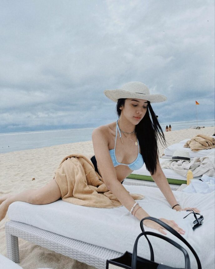 Cekricek.id - Kecantikan Anya Geraldine memang sudah diakui oleh banyak orang. Selain parasnya yang menuai pujian, bentuk tubuhnya yang tinggi dan ramping juga tak luput dari penilaian. Seperti potret terbarunya saat mengenakan bikini di tepi pantai.