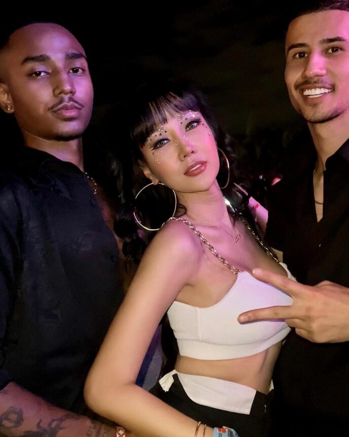 Lucinta Luna Pose Centil Bareng Cowok-cowok Asing, Netizen: Nggak Tau Aja Kalau..