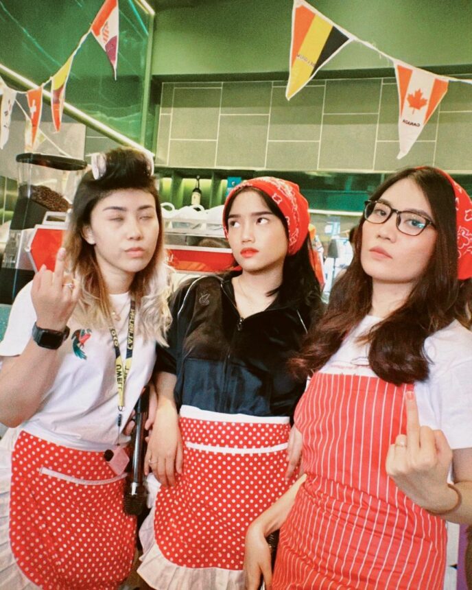 Tampang Jutek Fuji Disebut Cocok Jadi Pelayan Tetap Karen’s Diner
