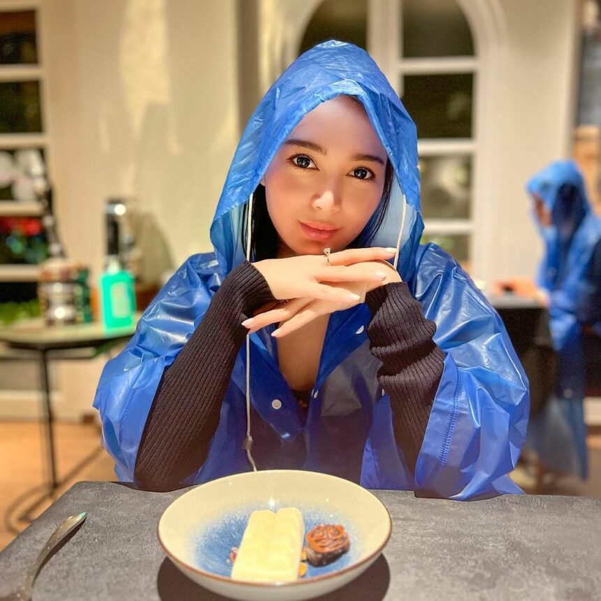 Bisa Jadi Tren Baru, Intip Potret Wika Salim Pakai Mantel Hujan Saat Makan di Restoran
