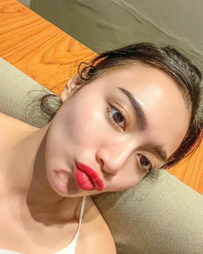 Wika Salim Santai Pakai Lipstik Menor dan Manyunkan Bibir, Netizen: Takut Diculik Sama Tante