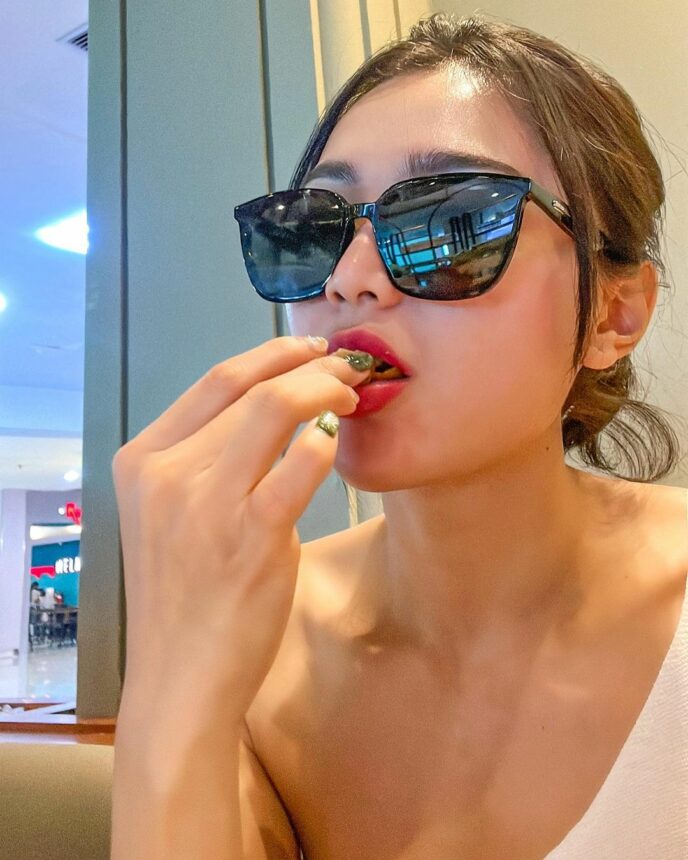 Wika Salim Santai Pakai Lipstik Menor dan Manyunkan Bibir, Netizen: Takut Diculik Sama Tante