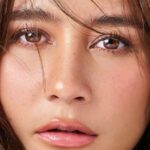 Cekricek.id - Prilly Latuconsina dikenal sebagai artis cantik yang memiliki bulu mata lentik serta warna mata yang coklat yang indah. Dia banyak mendapatkan pujian dari banyak orang berkat hal itu. Bahkan di pemotretan terbarunya tak sedikit yang mengirimkan komentar hanya untuk memuji matanya yang unik.