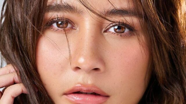 Cekricek.id - Prilly Latuconsina dikenal sebagai artis cantik yang memiliki bulu mata lentik serta warna mata yang coklat yang indah. Dia banyak mendapatkan pujian dari banyak orang berkat hal itu. Bahkan di pemotretan terbarunya tak sedikit yang mengirimkan komentar hanya untuk memuji matanya yang unik.