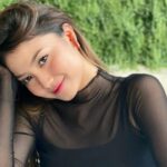 Cekricek.id - Mirriam Eka adalah seorang penyanyi cantik yang baru-baru ini dilamar oleh Julian Jacob, aktor yang pernah berperan sebagai tokoh utama pria dalam sinetron "Semua Sayang Eneng". Dia menerima kejutan lamaran yang romantis yang diidamkan oleh banyak perempuan lainnya.