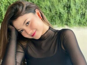 Cekricek.id - Mirriam Eka adalah seorang penyanyi cantik yang baru-baru ini dilamar oleh Julian Jacob, aktor yang pernah berperan sebagai tokoh utama pria dalam sinetron "Semua Sayang Eneng". Dia menerima kejutan lamaran yang romantis yang diidamkan oleh banyak perempuan lainnya.