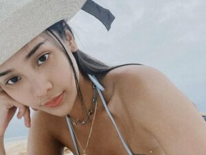 Cekricek.id - Kecantikan Anya Geraldine memang sudah diakui oleh banyak orang. Selain parasnya yang menuai pujian, bentuk tubuhnya yang tinggi dan ramping juga tak luput dari penilaian. Seperti potret terbarunya saat mengenakan bikini di tepi pantai.