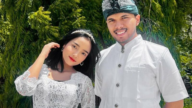 Cekricek.id - Pasangan kekasih Fuji dan Thariq Halilintar seakan tak ada habisnya menjadi perbincangan warganet. Bermula dari kabar tak mendapat restu dan keluarga Gen Halilintar, kali ini justru keduanya mengaku sudah menetukan tanggal pernikahan.