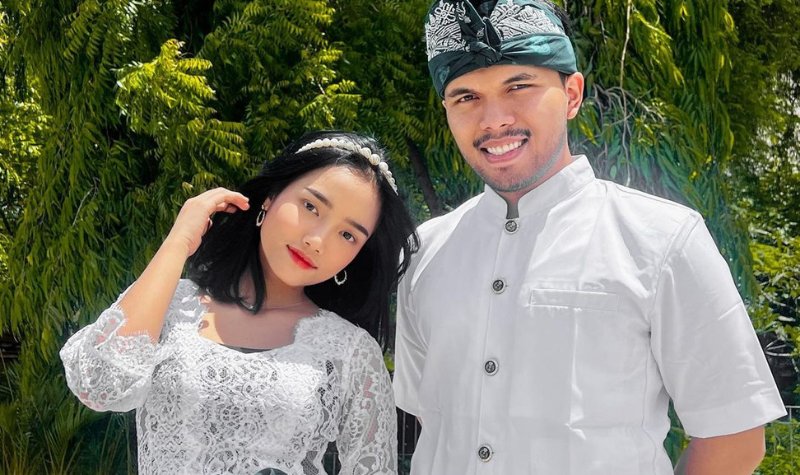 Cekricek.id - Pasangan kekasih Fuji dan Thariq Halilintar seakan tak ada habisnya menjadi perbincangan warganet. Bermula dari kabar tak mendapat restu dan keluarga Gen Halilintar, kali ini justru keduanya mengaku sudah menetukan tanggal pernikahan.