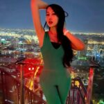 Cekricek.id - Lucinta Luna menuai banyak pujian dari netizen setelah mengunggah foto dirinya saat mengenakan baju panjang yang ketat. Berkat pakaian yang dikenakannya, transgender kontroversial itu dipuji memiliki tubuh yang semakin ramping saja.
