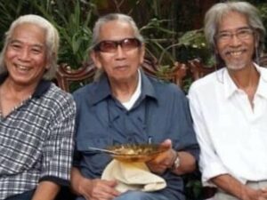 Cekricek.id - Salah seorang personil awal Koes Bersaudara, John Koeswoyo telah tutup usia di umurnya yang ke-90 tahun. Dia merupakan musisi sekaligus basis legendaris dari grup musik yang dibentuk pada tahun 1958 lalu.