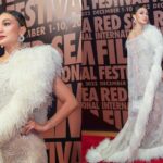 Cekricek.id - Siapa yang tidak merasa iri dengan artis cantik, Luna Maya. Selain parasnya yang sudah terbukti cantik, serta tubuh yang tinggi ramping, dia juga memiliki relasi teman yang luar biasa banyak. Tak hanya kalangan artis Indonesia, dia juga memiliki banyak teman di luar negeri.