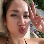 Cekricek.id - Bunga Citra Lestari membagikan foto santainya saat berada di tepi pantai. Rebahan dengan setelan bikini, istri mendiang Ashraf Sinclair itu memanyunkan bibirnya ke arah kamera. Sontak hal itu membuat netizen langsung ketar-ketir.