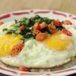Cekricek.id - Siapa yang mengira jika telur ceplok bisa menjadi resep masakan yang terlihat lebih berkelas hanya denga tambahan sejumlah bumbu dapur. Jika biasanya sajian nasi dan telur dianggap menu paling sederhana, maka kali ini akan berbeda.