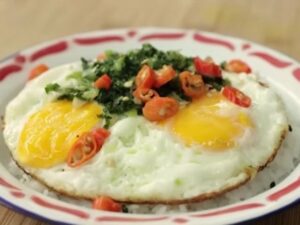 Cekricek.id - Siapa yang mengira jika telur ceplok bisa menjadi resep masakan yang terlihat lebih berkelas hanya denga tambahan sejumlah bumbu dapur. Jika biasanya sajian nasi dan telur dianggap menu paling sederhana, maka kali ini akan berbeda.