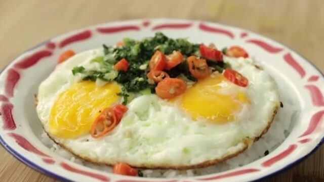 Cekricek.id - Siapa yang mengira jika telur ceplok bisa menjadi resep masakan yang terlihat lebih berkelas hanya denga tambahan sejumlah bumbu dapur. Jika biasanya sajian nasi dan telur dianggap menu paling sederhana, maka kali ini akan berbeda.