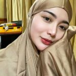 Cekricek.id - Sering tampil dengan tank top, kali ini Wika Salim sukses menghipnotis banyak orang berkat penampilannya yang tidak biasa. Berpakaian tertutup denhan mukena adalah hal langka yang dapat dilihat netizen darinya.