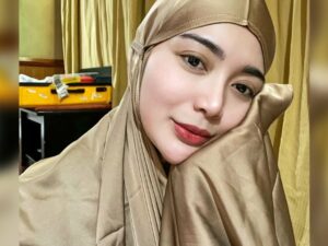 Cekricek.id - Sering tampil dengan tank top, kali ini Wika Salim sukses menghipnotis banyak orang berkat penampilannya yang tidak biasa. Berpakaian tertutup denhan mukena adalah hal langka yang dapat dilihat netizen darinya.
