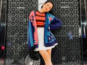 Cekricek.id - Baru-baru ini Fuji kembali memukau banyak orang dengan penampilanya yang cantik dan kekinian. Sedikit berbeda dari image tomboy yang dimilikinya, kekasih Thariq Halilintar itu memakai outfit ala cewek kue yang feminin.