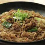 Cekricek.id - Resep sohun ayam claypot bisa dijadikan masakan andalan untuk menu harian bersama keluarga di rumah. Bahan-bahan yang digunakan pun tidak sulit didapatkan dan cukup sederhana.